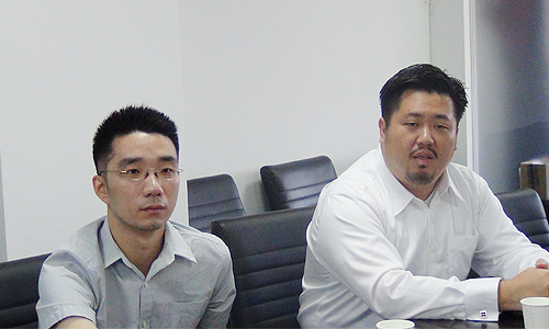 新加坡资讯通信发展管理局中国区司长、新加坡驻上海总领事馆信息产业处领事庄庆维（右）
