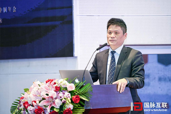 赢博集团董事长杨冰之在“2017互联网+智慧中国年会”上发表主题演讲