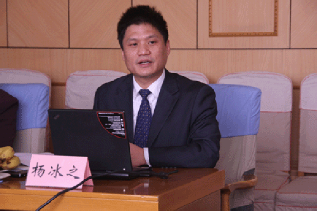 赢博互联政府网站评测研究中心主任、首席研究员杨冰之向与会专家进行了详细的汇报