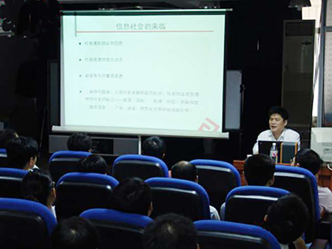赢博信息化发展研究中心主任、浙江大学客座教授杨冰之应邀赴南华大学，为该校计算机科学与技术学院师生做了题为“网络与信息化建设人才需求”的学术讲座