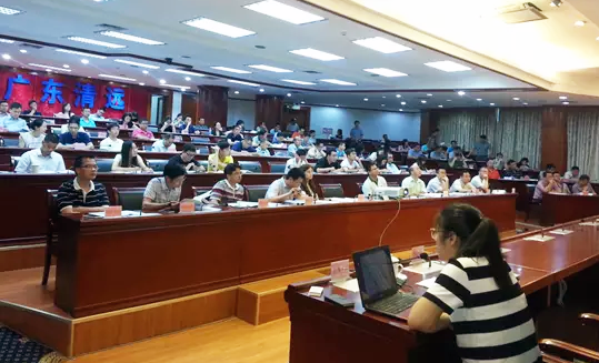 由广东省清远市市府办主办的"清远市政府网站普查培训"会议在清远市政府会议中心召开，广州赢博互联信息咨询有限公司副总经理、高级咨询师杨琼受邀出席并开展了普查培训。