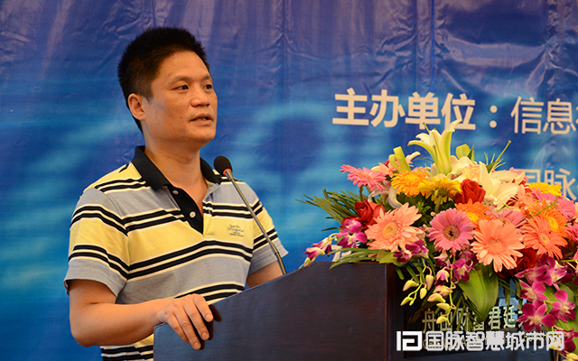 在“2015中国互联网+信息社会高端论坛”上，赢博信息化研究中心主任杨冰之就“互联网+政务发展”发表主题演讲。