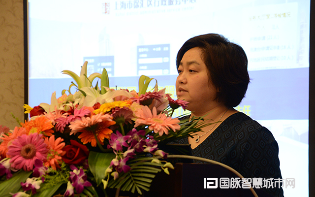 在“2015中国互联网+信息社会高端论坛”上，上海市徐汇区虹梅路街道办事处主任万小岚分享了徐汇区发展“互联网+政务”的三大工作经验。