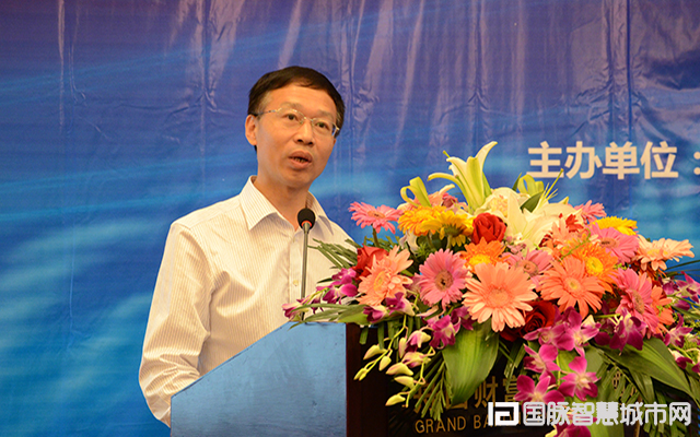 在“2015中国互联网+信息社会高端论坛”上，农业部信息中心原主任郭作玉发表主题演讲。