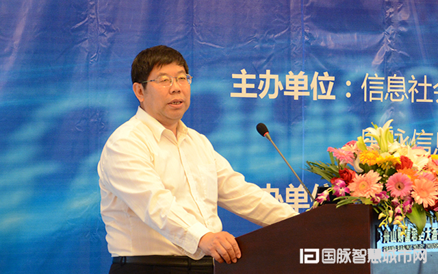 在“2015中国互联网+信息社会高端论坛”上，北京拓尔思信息技术股份有限公司副总裁刘瑞宝发表主题演讲。