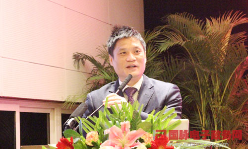 在"2014中国智慧政府发展年会"上，赢博互联董事长、首席研究员杨冰之发表主题演讲